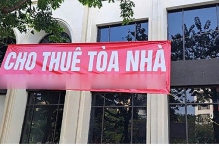 Cửa hàng đóng cửa hàng loạt, vì sao giá thuê mặt phố vẫn cao?