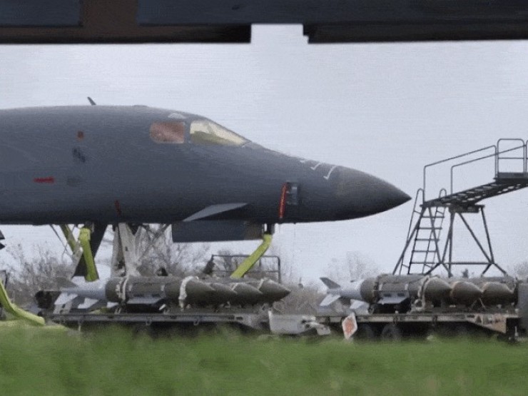 Hình ảnh máy bay ném bom B-1 Mỹ nạp bom phá boongke