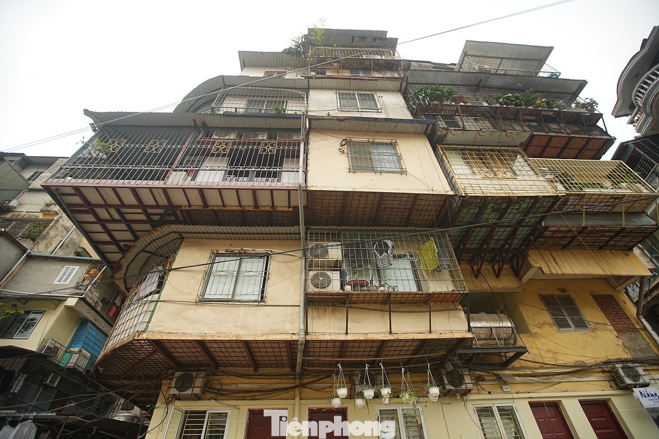 Nhiều “chuồng cọp” cơi nới dày đặc tại các khu tập thể cũ nay lộ ra rõ ràng khi tuyến đường được mở rộng.