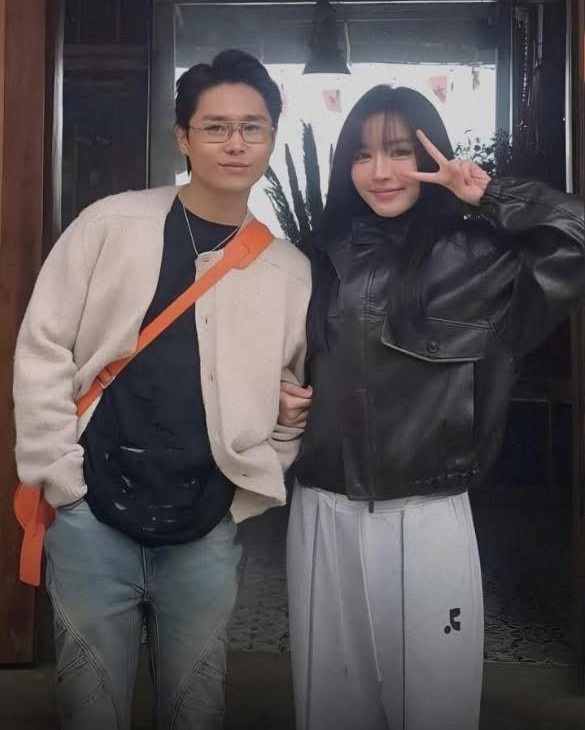 Tăng Duy Tân và Bích Phương gây sốt với bức hình khoác tay nhau chụp hình. Gần đây, cặp sao công bố 'về chung một nhà'.