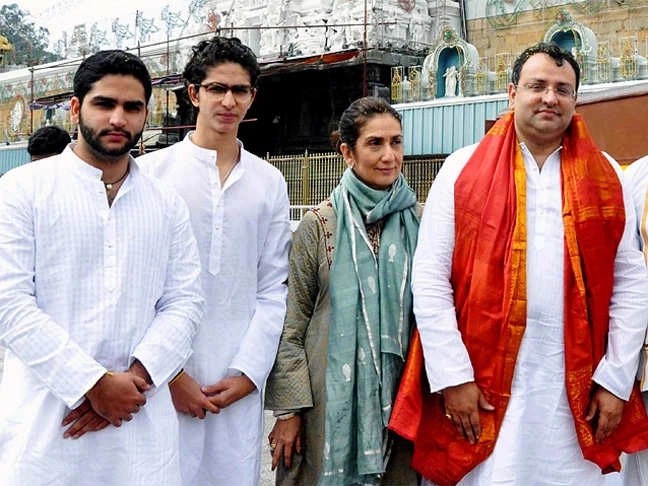 Firoz Mistry (bên trái ngoài cùng) cùng Zahan, mẹ và người cha quá cố Cyrus Mistry. Ảnh:ET Bureau