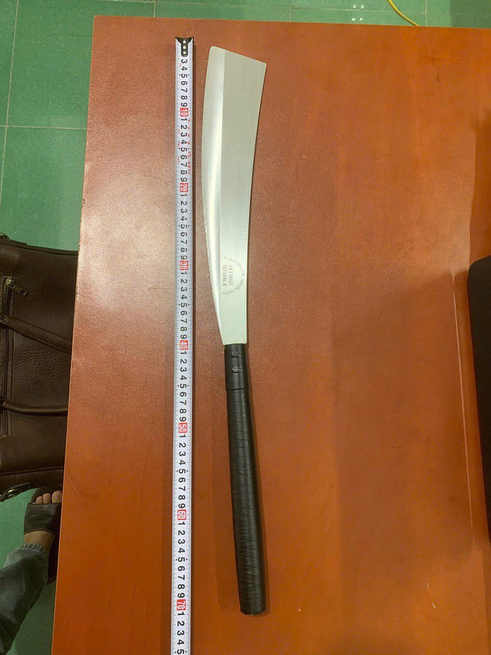 Dao đối tượng Giáp dùng chém nạn nhân. Ảnh: V. Hậu