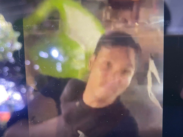 Người đàn ông cầm ghế nhựa lao vào đánh.