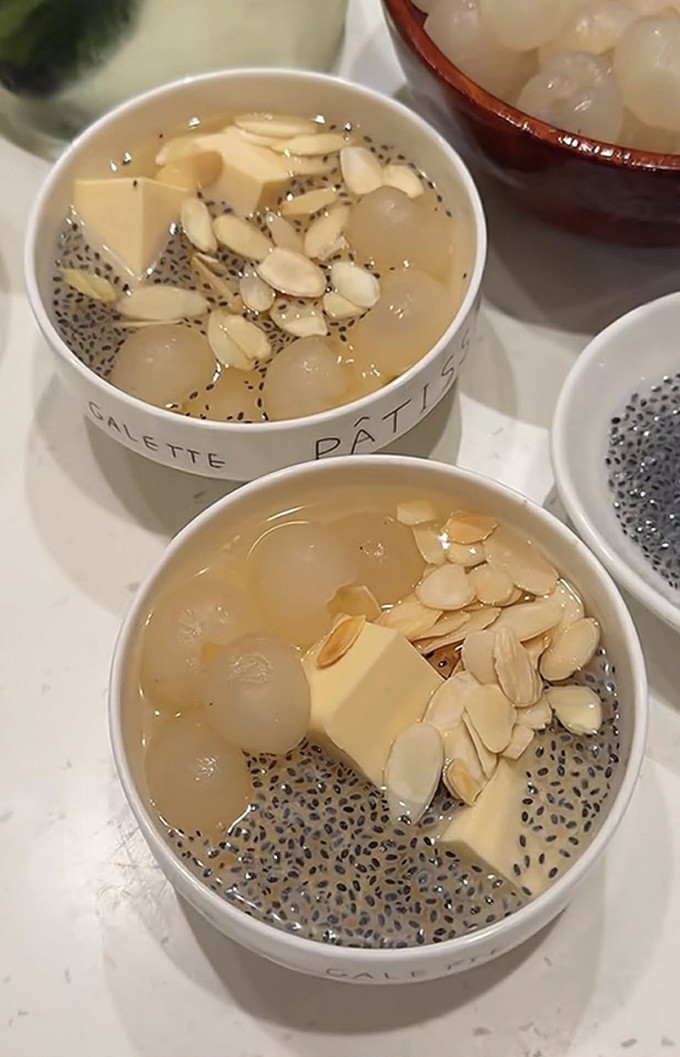 Chè khúc bạch có vị thanh mát, béo ngậy ăn kèm nhãn tươi, hạnh nhân lát rang giòn.