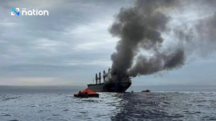 Khói đen bốc ra từ tàu Mayuree Naree. Ảnh: The Nation