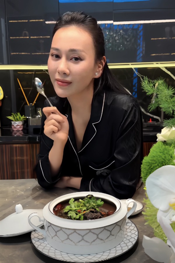 Phương Oanh xuất hiện trở lại với hình ảnh tươi tắn.