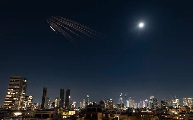 Các đầu đạn con từ tên lửa đạn đạo mang đầu đạn chùm của Iran rơi xuống Israel, ngày 5/3/2026. Ảnh: Times of Israel.