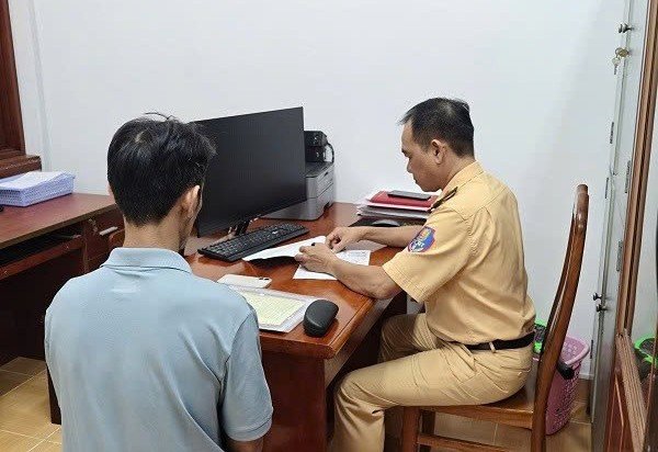 Công an làm việc với tài xế vi phạm.