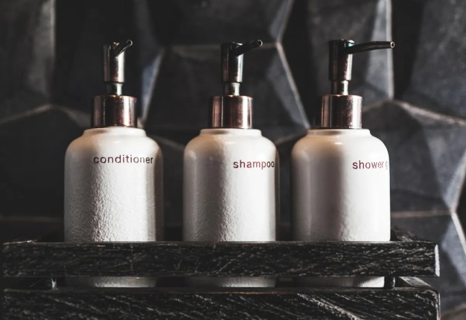 Các loại đồ dùng trong nhà tắm khách sạn thường được nạp đầy sau khi khách dùng hết. Ảnh: packagingdive