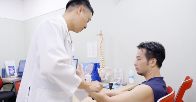 Hệ thống thực tế ảo tích hợp AI hỗ trợ phục hồi chức năng sau phẫu thuật cột sống