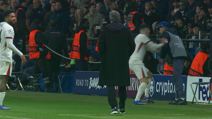 Pedro Neto dùng cả 2 tay túm lấy cậu bé nhặt bóng trên sân PSG.