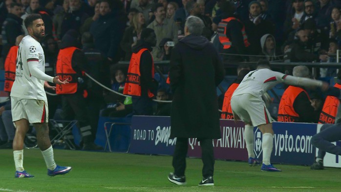 Tiền vệ Chelsea đã xô ngã cậu bé nhặt bóng vào bảng quảng cáo.