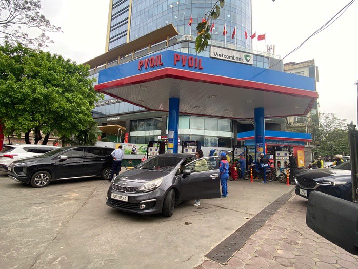 Nhiều cây xăng "thông thoáng" trong ngày 12-3, ngày mà giá xăng dầu vừa giảm sâu sau lần điều chỉnh giá vào tối ngày 11-3