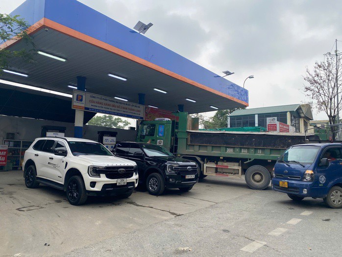 Cảnh tượng khác lạ tại cây xăng khi giá giảm sâu - 4