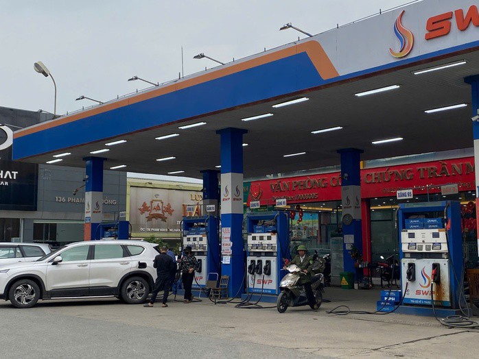 Cảnh tượng khác lạ tại cây xăng khi giá giảm sâu - 3
