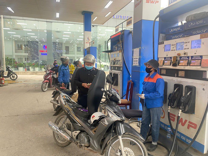 Cảnh tượng khác lạ tại cây xăng khi giá giảm sâu - 5