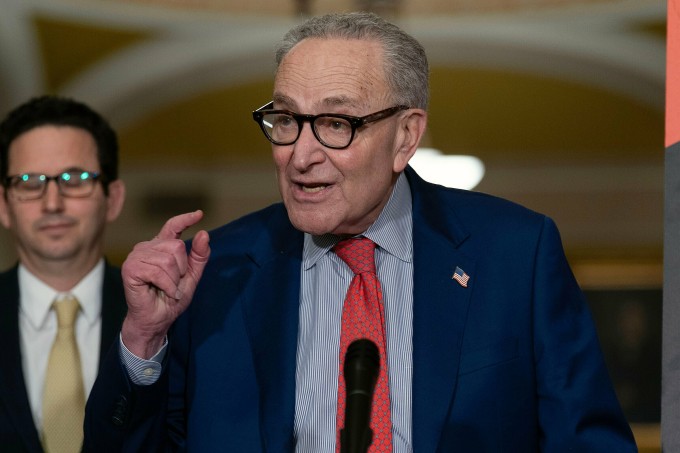 Lãnh đạo phe Dân chủ tại Thượng viện Chuck Schumer trả lời báo chí ở Đồi Capitol ngày 10/3. Ảnh: AP
