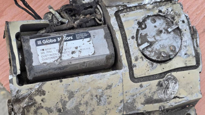 Mảnh vỡ có dòng chữ Globe Motors và "sản xuất tại Mỹ" được Iran trưng bày tại ngôi trường trúng tên lửa. Ảnh: IRIB