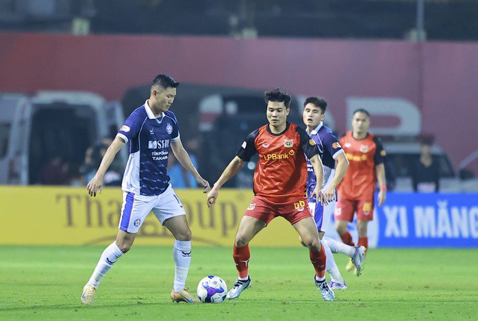 Văn Long (trái) luôn là điểm dựa tinh thần cho đội bóng sông Hàn