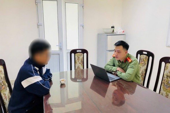 Cơ quan Công an làm việc với chủ tài khoản Facebook.