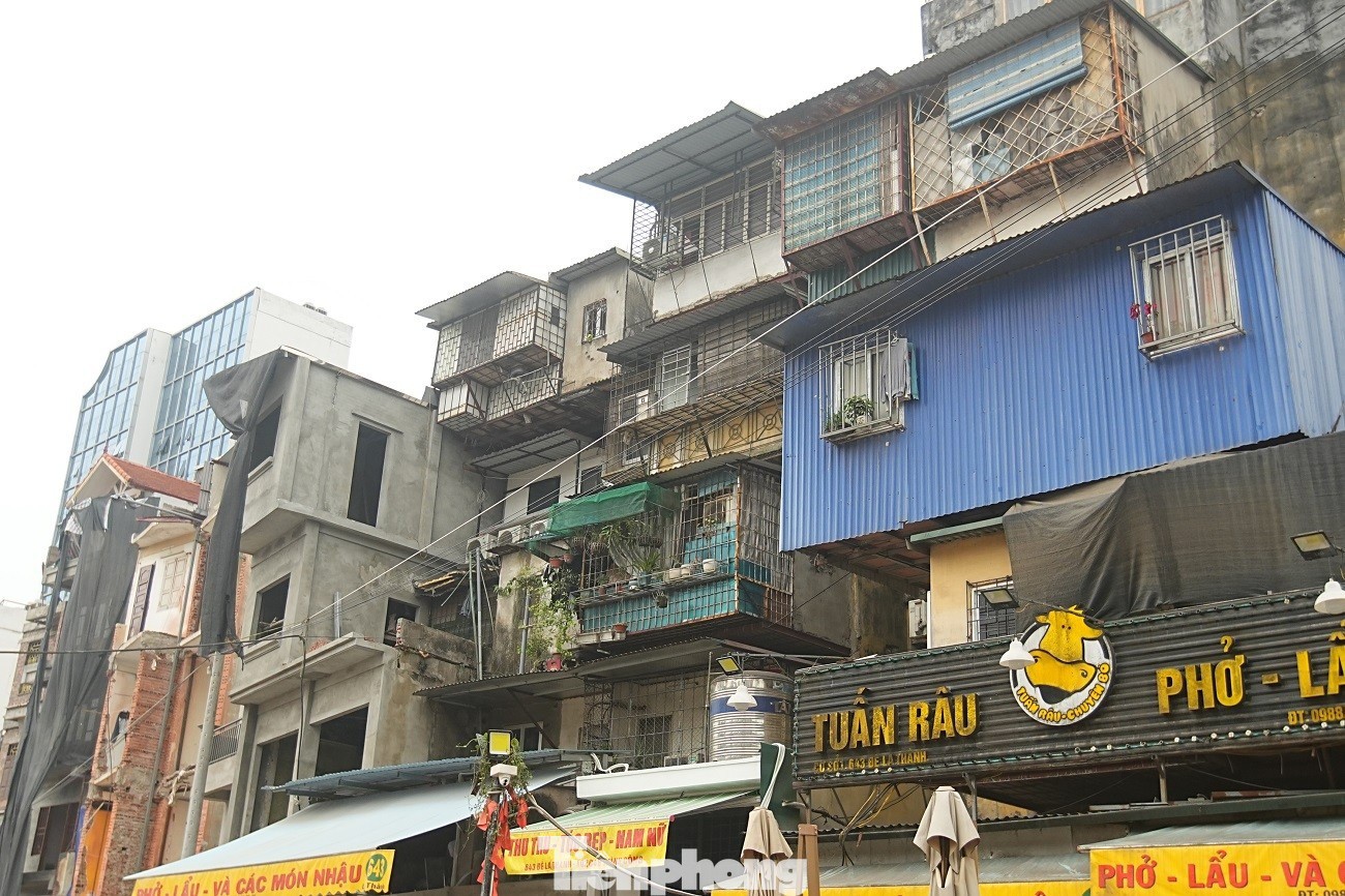 Nhiều “chuồng cọp” cơi nới dày đặc tại các khu tập thể cũ nay lộ ra rõ ràng khi tuyến đường được mở rộng.