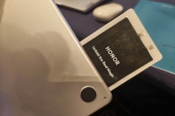 HONOR bất ngờ lộ hình ảnh pin smartphone mỏng như lá bài