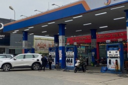 Cảnh tượng khác lạ tại cây xăng khi giá giảm sâu