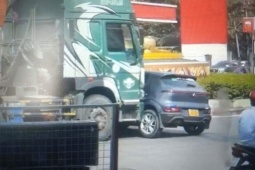 [CLIP] Xe ben ‘ủi’ ô tô trên đường khiến nhiều người hoảng hồn