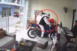 Clip: Quyết tâm chấm công đúng giờ, thanh niên phóng xe thẳng vào công ty