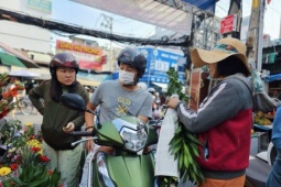 Xăng đắt đỏ, nhiều gia đình tính toán từng chuyến xe, từng bữa ăn