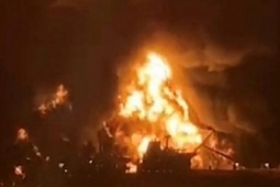 Hai tàu chở dầu phát nổ ngoài khơi Iraq, khói lửa mù mịt