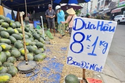 Cam sành, dưa hấu ‘dội chợ’, bán đầy vỉa hè và chợ mạng