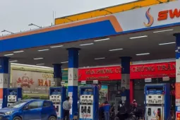 Cây xăng vắng vẻ khi giá giảm, nhiều người ung dung 'đổ đầy bình'