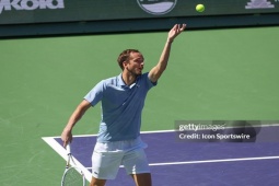 Tennis đỉnh cao Indian Wells: Medvedev & Swiatek dễ dàng đoạt vé, mỹ nhân Rybakina đi tiếp