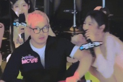 MC 47 tuổi gây phẫn nộ vì túm tóc, hành hung phụ nữ trên sóng trực tiếp