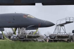 Hình ảnh máy bay ném bom B-1 Mỹ nạp bom phá boongke