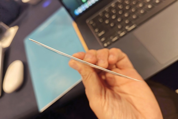 Kích thước mỏng ấn tượng của pin.