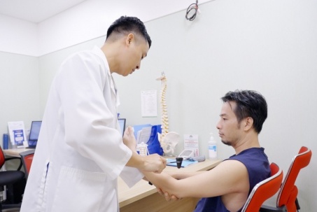 Hệ thống thực tế ảo tích hợp AI hỗ trợ phục hồi chức năng sau phẫu thuật cột sống