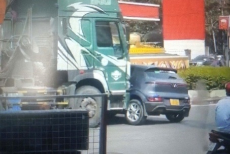 [CLIP] Xe ben ‘ủi’ ô tô trên đường khiến nhiều người hoảng hồn