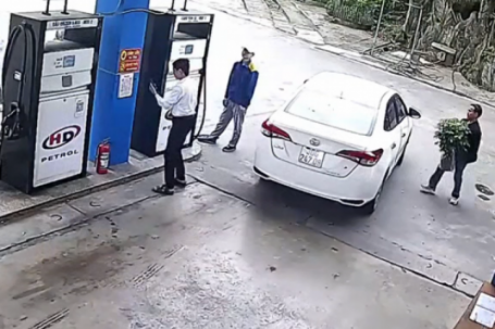 Đỗ ô tô vào đổ xăng, người đàn ông tranh thủ "thuận tay" bê ngay chậu cây cảnh