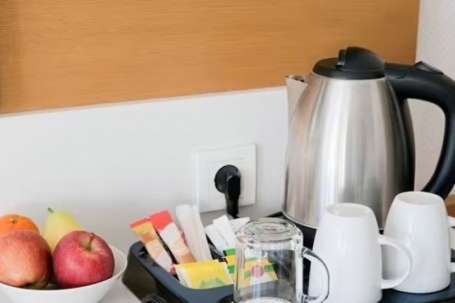 Vì sao nên kiểm tra ấm đun nước, máy pha cà phê ngay khi nhận phòng khách sạn?