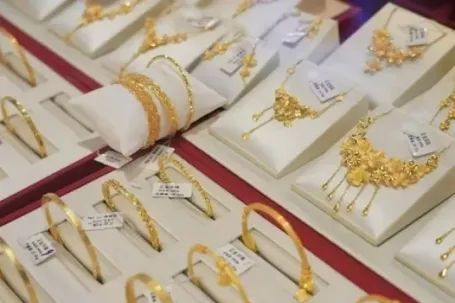 Lý do giá vàng thế giới rơi mạnh