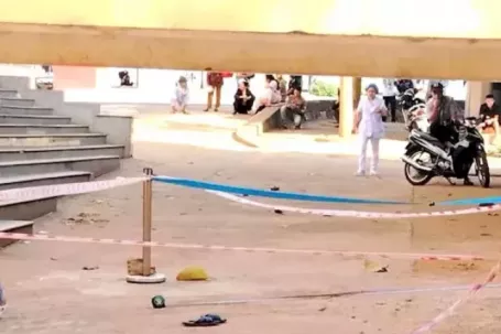 Sau cuộc điện thoại dài, người đàn ông lên sân thượng bệnh viện nhảy xuống