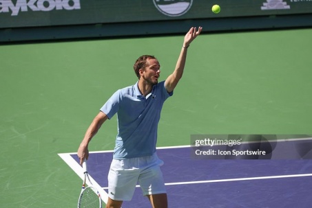 Tennis đỉnh cao Indian Wells: Medvedev & Swiatek dễ dàng đoạt vé, mỹ nhân Rybakina đi tiếp