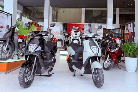 Doanh số xe máy Honda giảm 27%