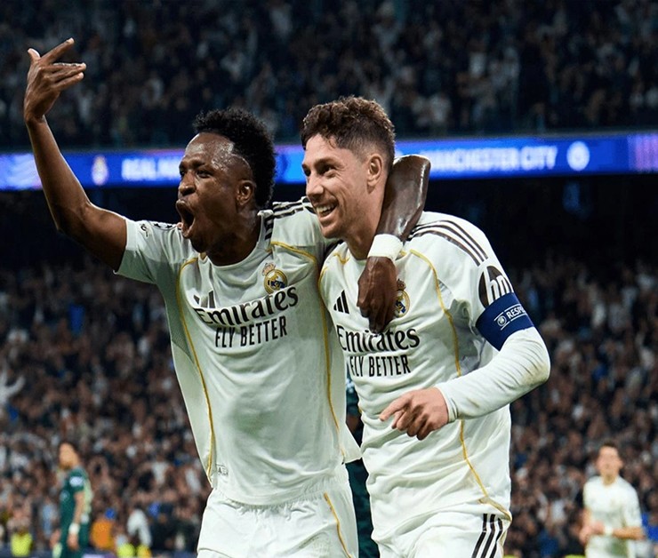 Valverde (phải) tỏa sáng với cú hat-trick vào lưới Man City.