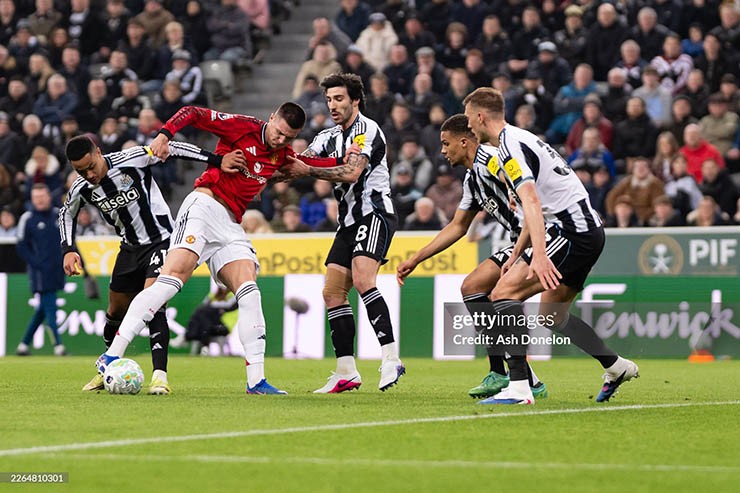 Sesko quá đơn độc trước Newcastle