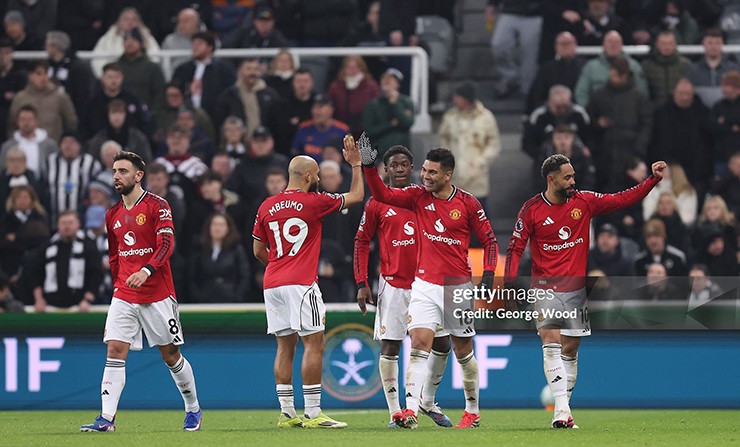 Khoảng cách giữa MU và Chelsea chỉ còn 3 điểm khiến cuộc đua top 4 NHA trở nên cực kỳ căng thẳng