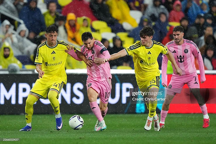 Messi và đồng đội gặp nhiều khó khăn