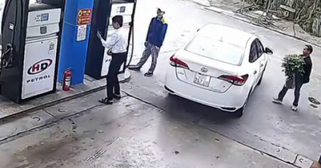 Đỗ ô tô vào đổ xăng, người đàn ông tranh thủ "thuận tay" bê ngay chậu cây cảnh